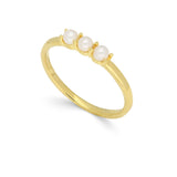 Anillo Delicado, Bañado en oro, Perla Swarovski artificial