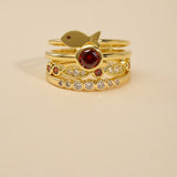 Anillo Delicado, Bañado en oro, Granate rojo artificial